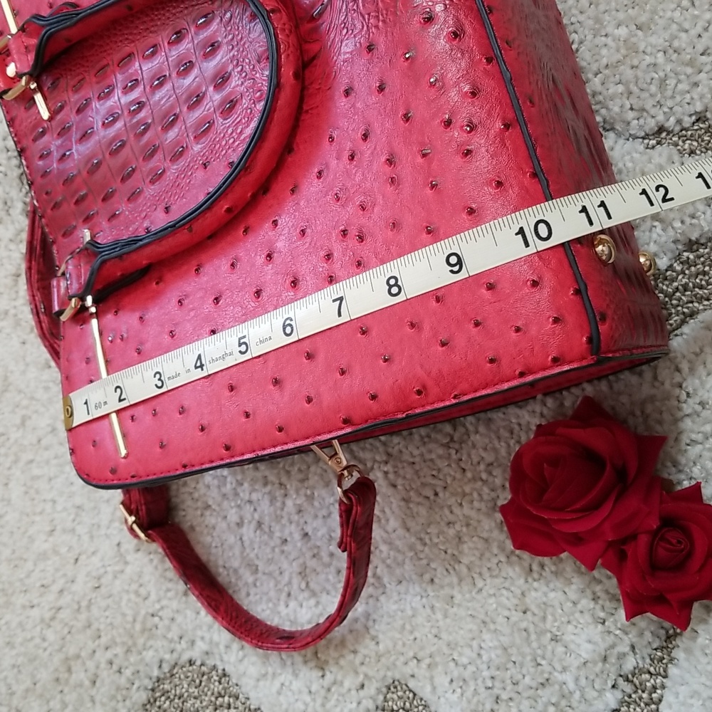⛔️SOLD⛔️NWOT Red tote bag in faux ostrich with matching clutch & dust bag - Picture 16 of 16